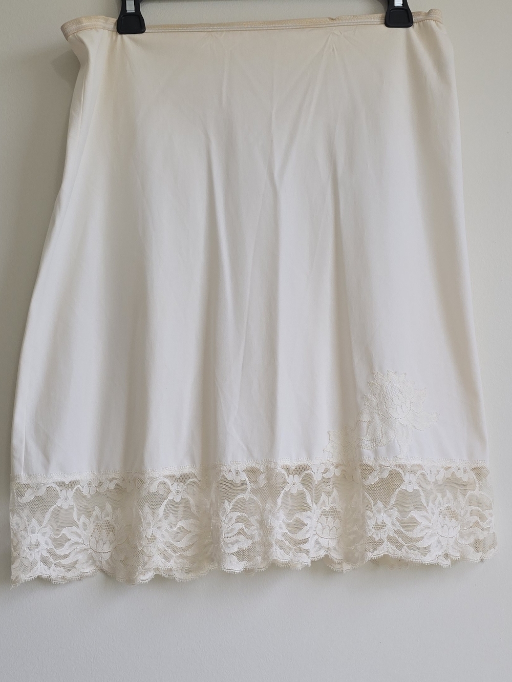 Vintage Vanity Fair Women's Off-White  Lace-Hem Half Slip Size S